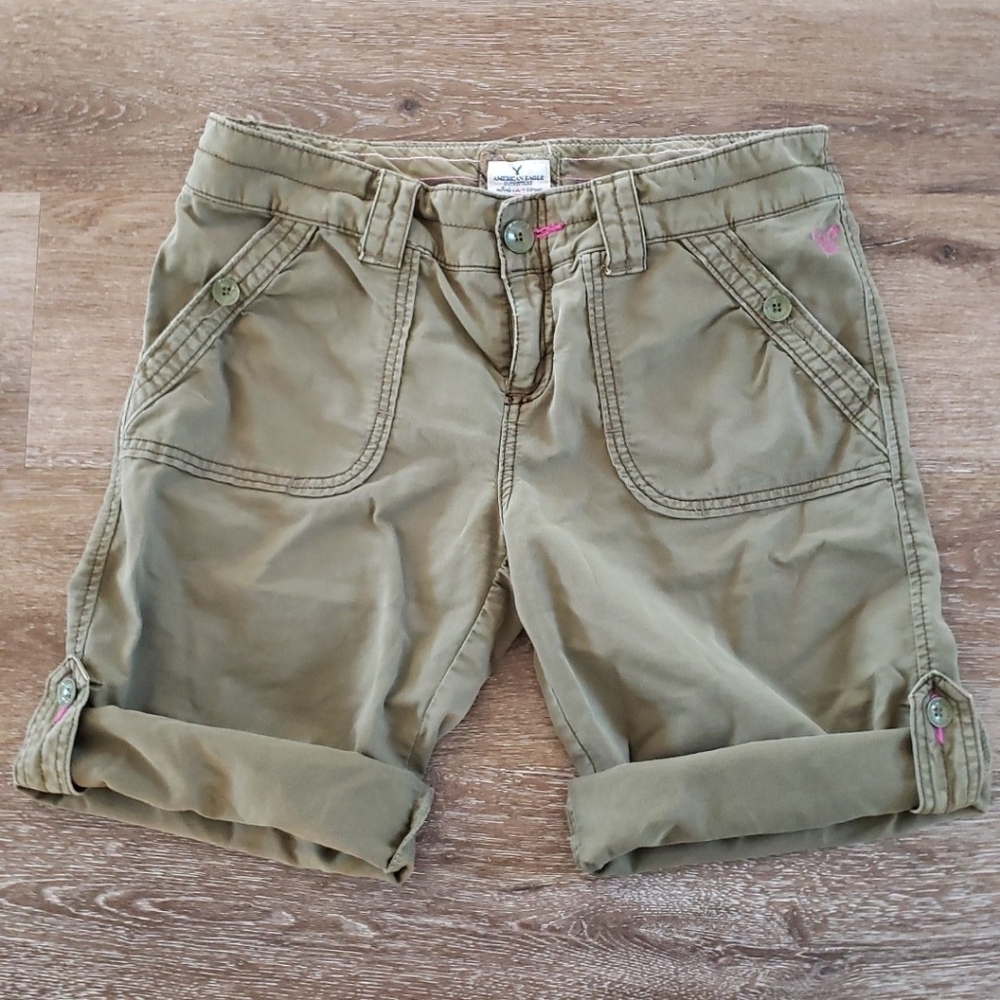 Y2K American Eagle Womens Bermuda shorts with roll tab hems, Size 6
